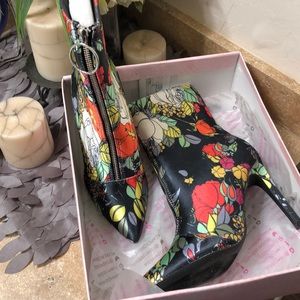 Flower detailed boots.